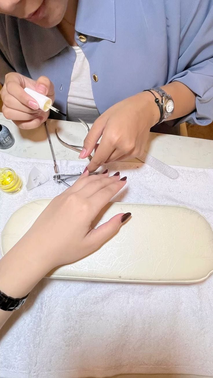 Nail technician professionally handling a difficult client to protect business reputation and grow the studio.