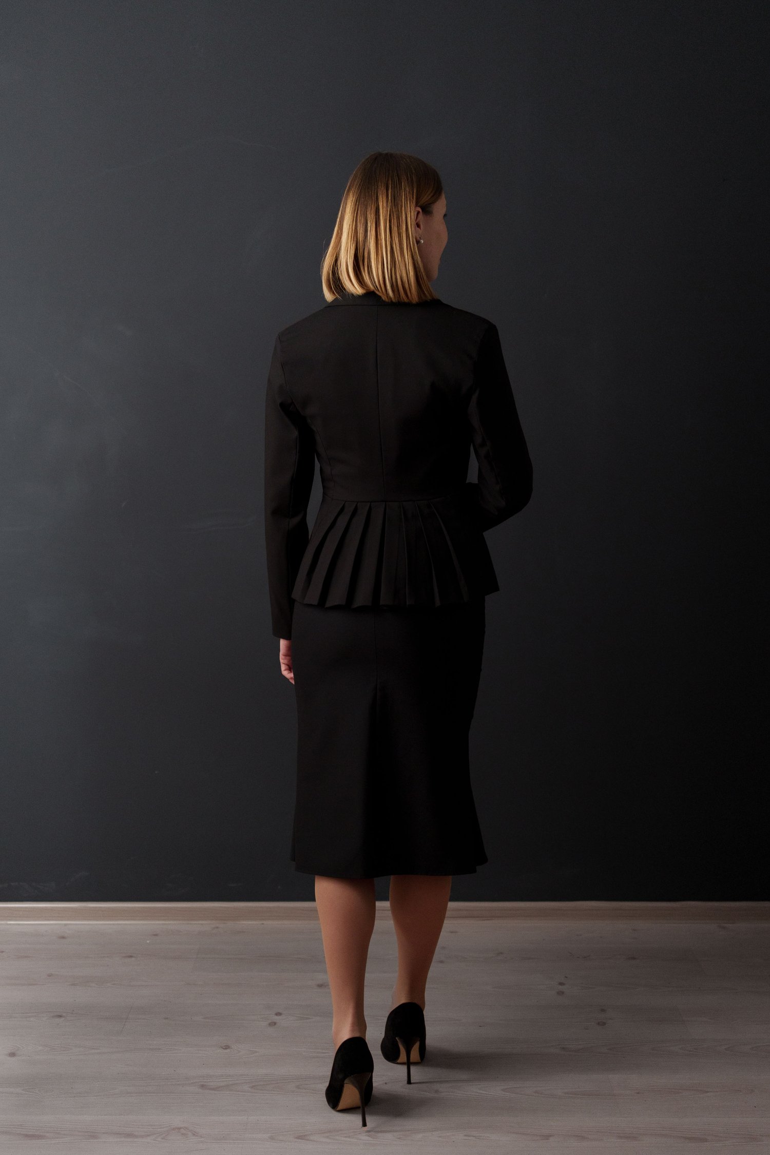 Vue de dos du tailleur Queen Line cousu main — peplum plissé architectural et jupe sirène patron PDF par MUNA Patterns