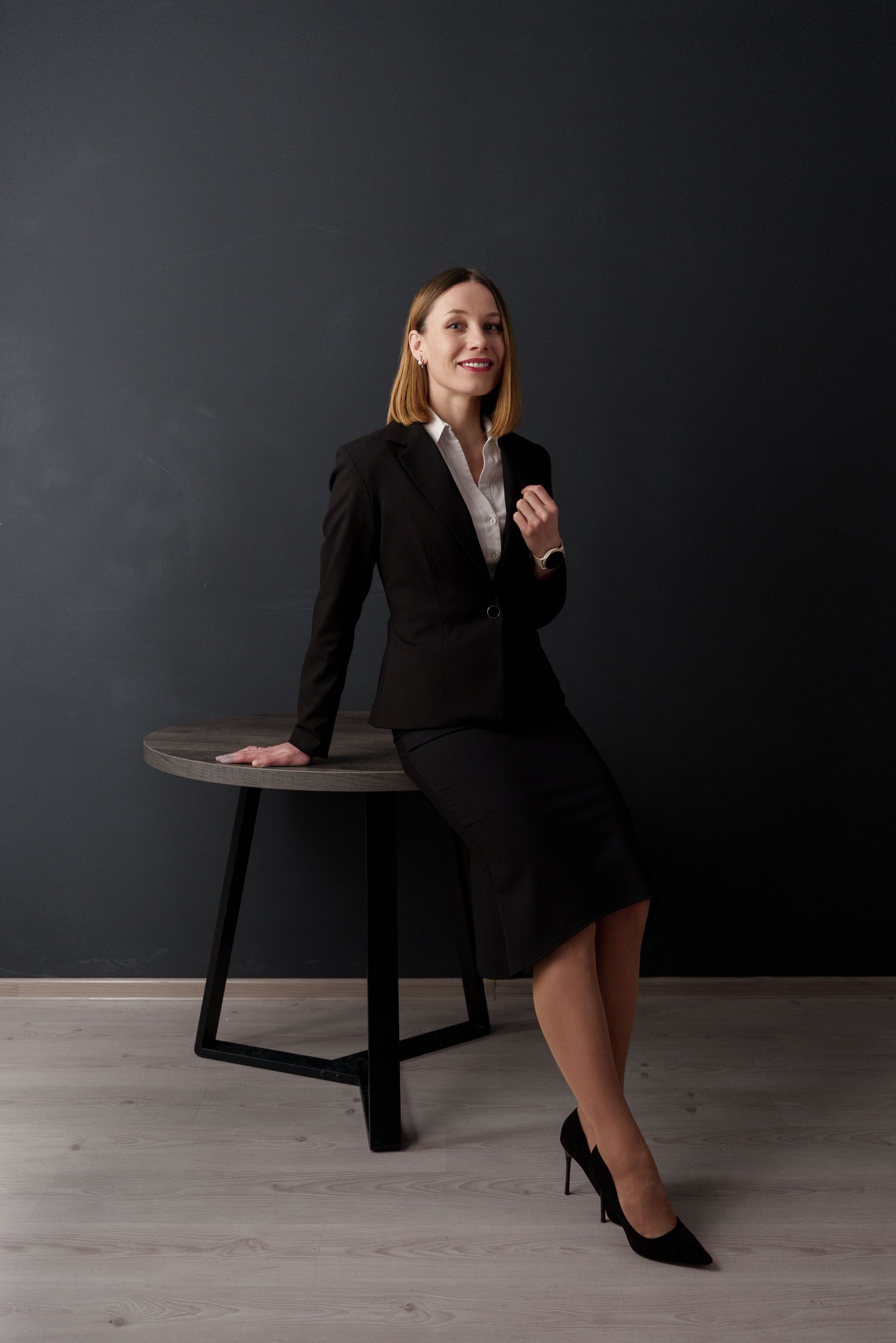 Femme portant le tailleur Queen Line cousu main noir — veste structurée et jupe crayon patron PDF par MUNA Patterns