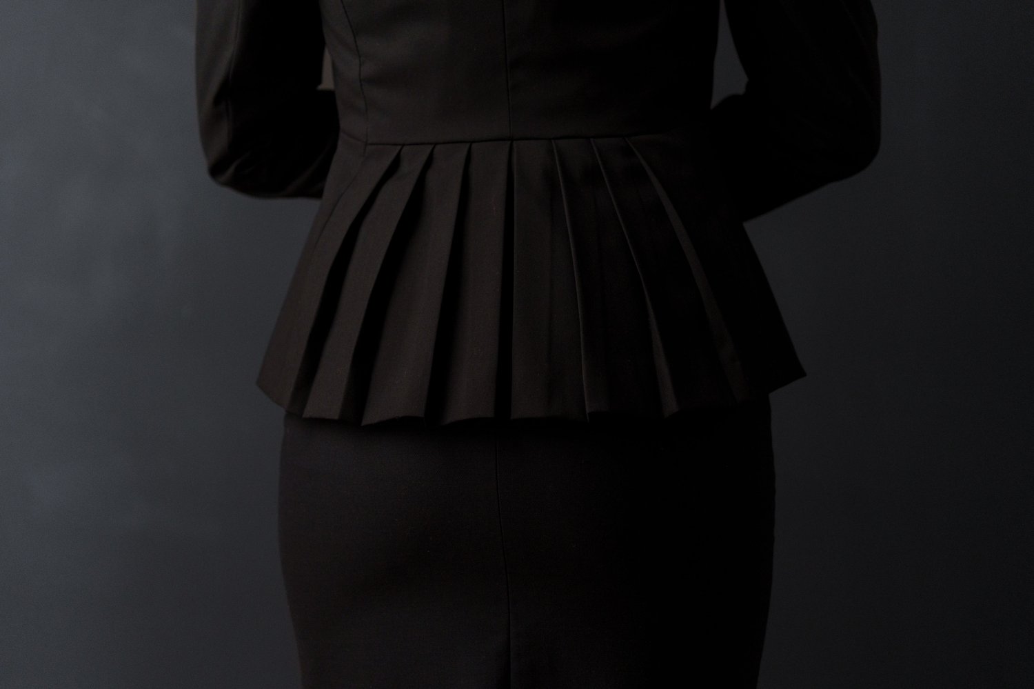 Détail du peplum plissé de la veste Queen Line cousue main — finition architecturale dos patron PDF par MUNA Patterns