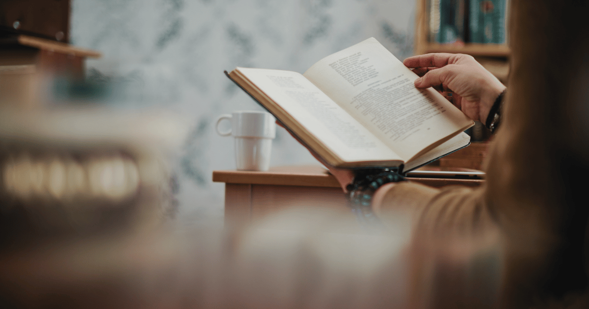 Best books to read in English for intermediate learners. Improve your vocabulary with easy novels, modern stories, and engaging classics.