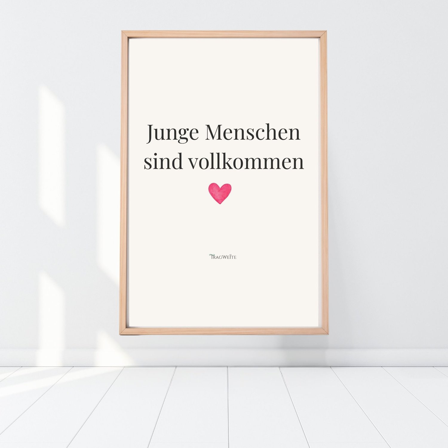 Printable Poster „Junge Menschen sind vollkommen" auf dem Boden angelehnt – Wandplakat für Freilernen und bewusstes Elternsein