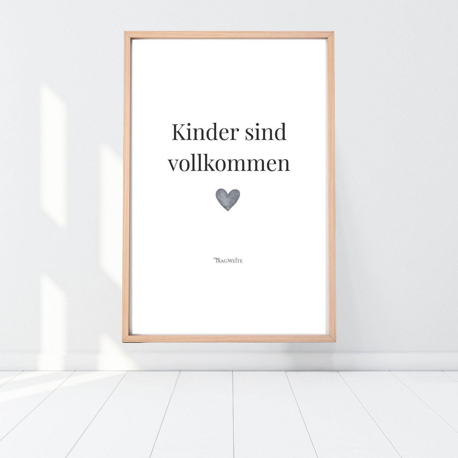 Poster „Kinder sind vollkommen" Schwarz-Weiß auf dem Boden – tintensparsames Printable für Freilernerfamilien