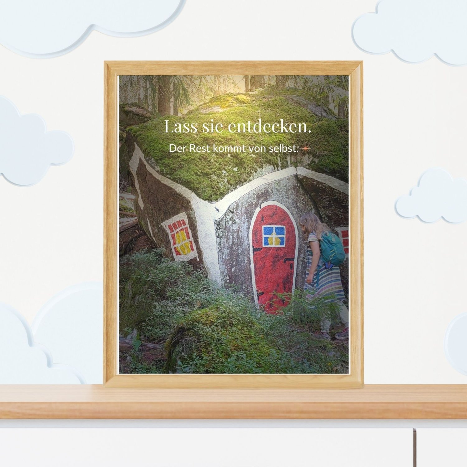 Foto-Poster Kinderzimmer – Kind entdeckt Waldhaus, Freilernerfamilie, Tragweite