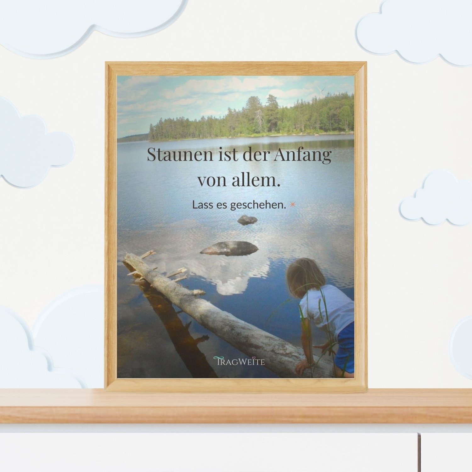 Foto-Poster Kinderzimmer – Kind am See staunt, selbstbestimmtes Lernen, Tragweite