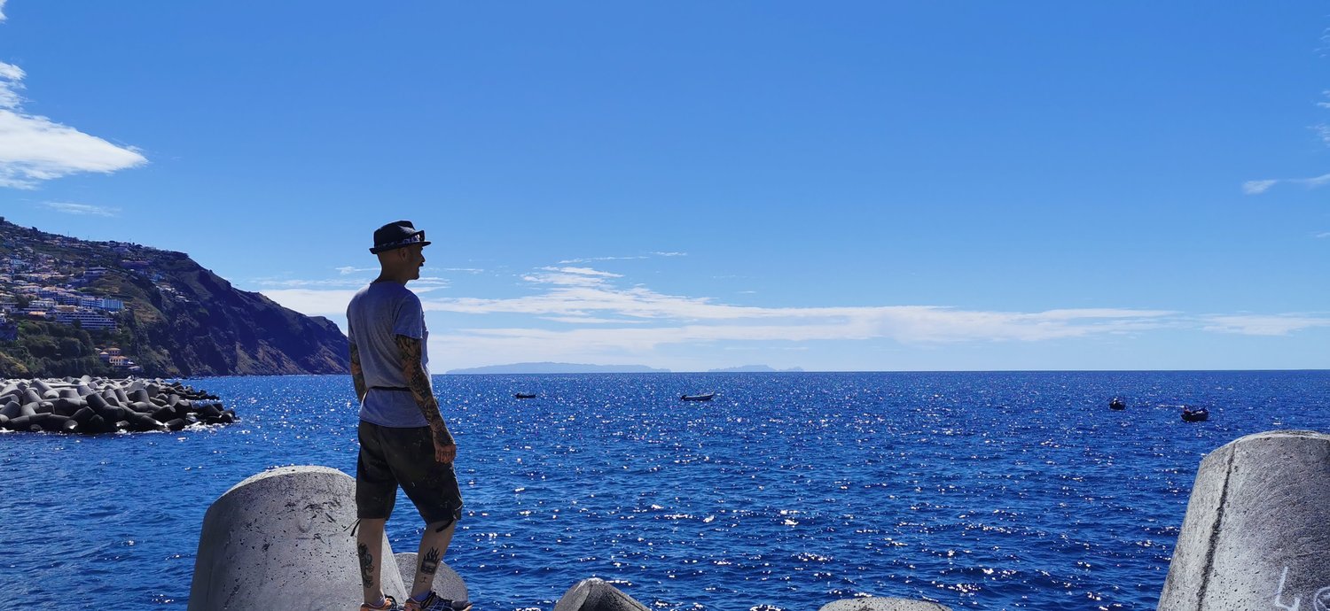 Manuel schaut in Funchal aufs Meer