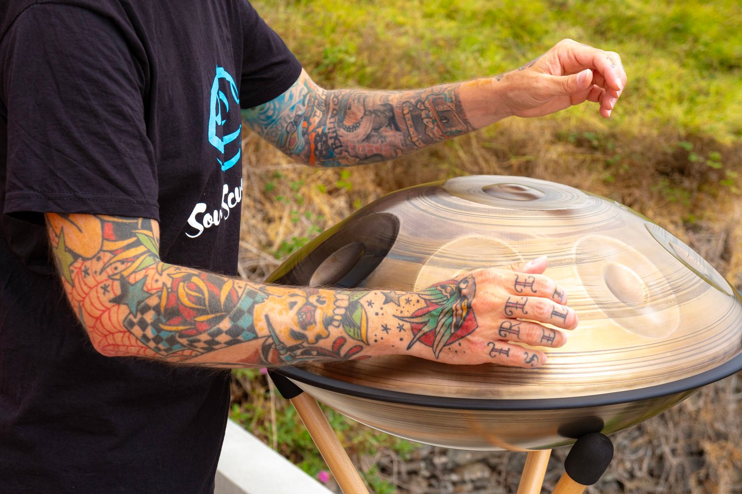 Manuel spielt Handpan