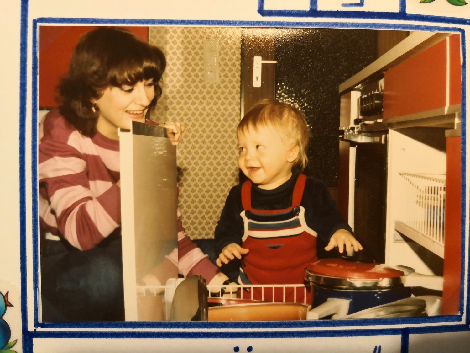 Manuel als kleiner Bub mit den Töpfen