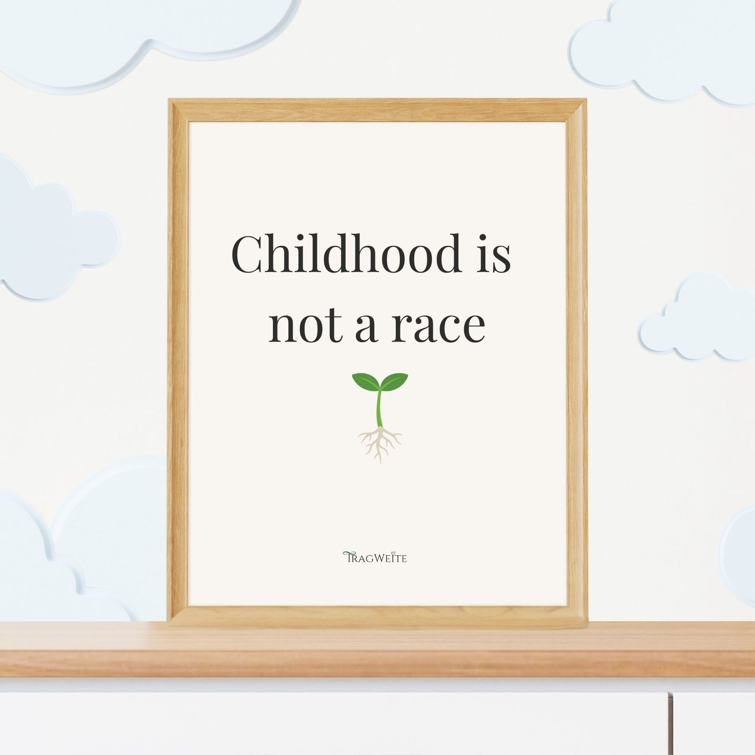 EN: "Childhood is not a race" printable poster in color, framed in a childs room DE: Farb-Poster „Kindheit ist kein Wettrennen", gerahmt im Kinderzimmer