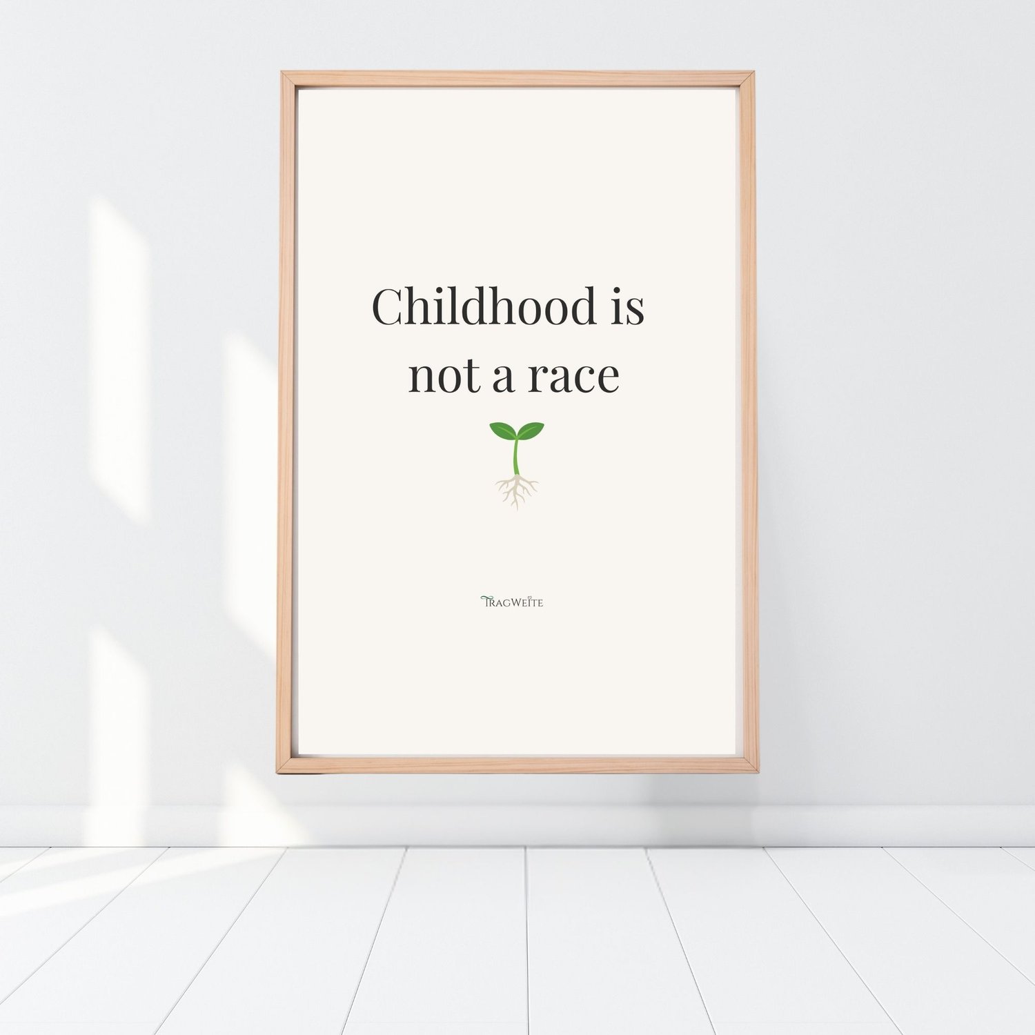 EN: Printable poster "Childhood is not a race" leaning against wall, floor display, Tragweite DE: Druckbares Poster „Kindheit ist kein Wettrennen" an der Wand lehnend, Tragweite