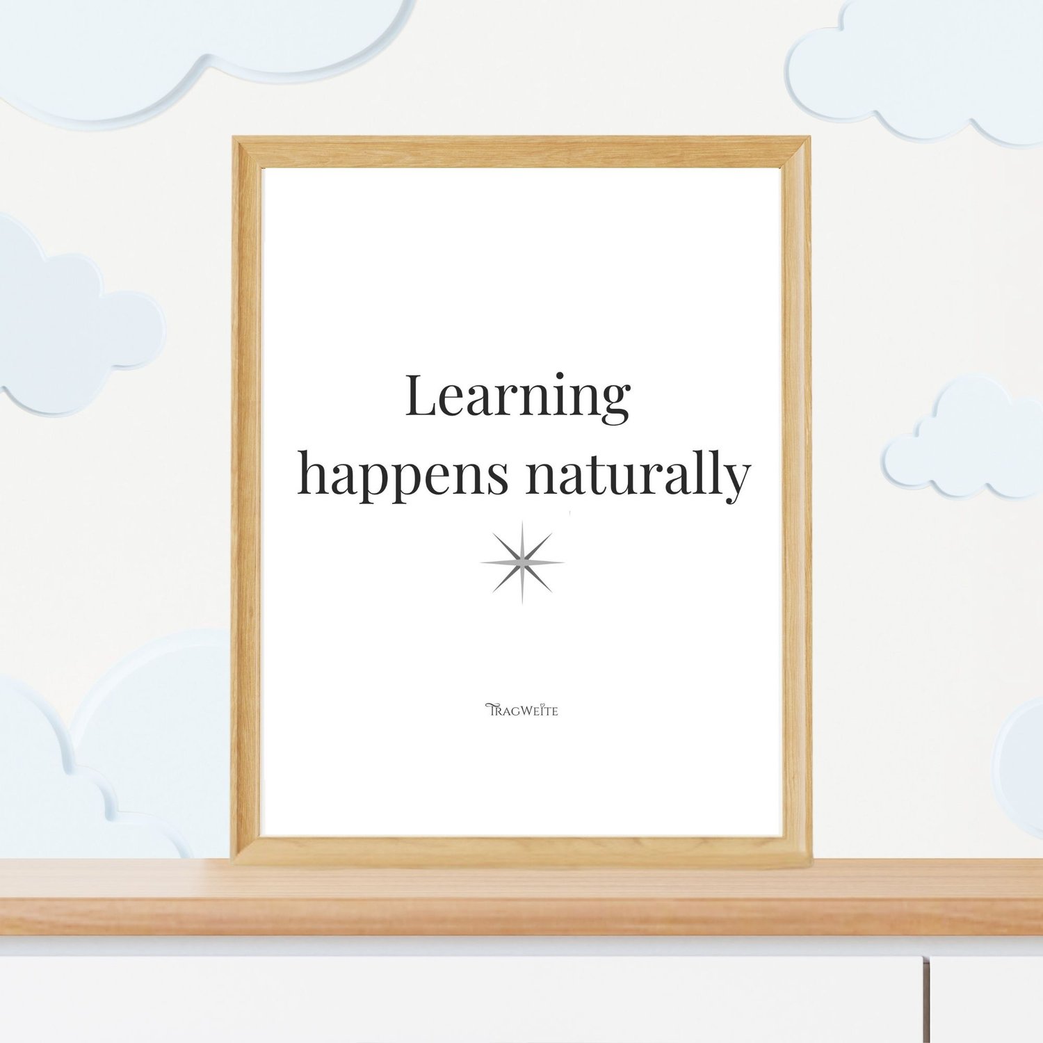 Framed printable poster "Learning happens naturally" in black and white, displayed in a childrens room. Minimalist wall art by Tragweite for conscious parents.  Gerahmtes Poster „Lernen geschieht natürlich" in Schwarz-Weiß im Kinderzimmer. Minimalistisch