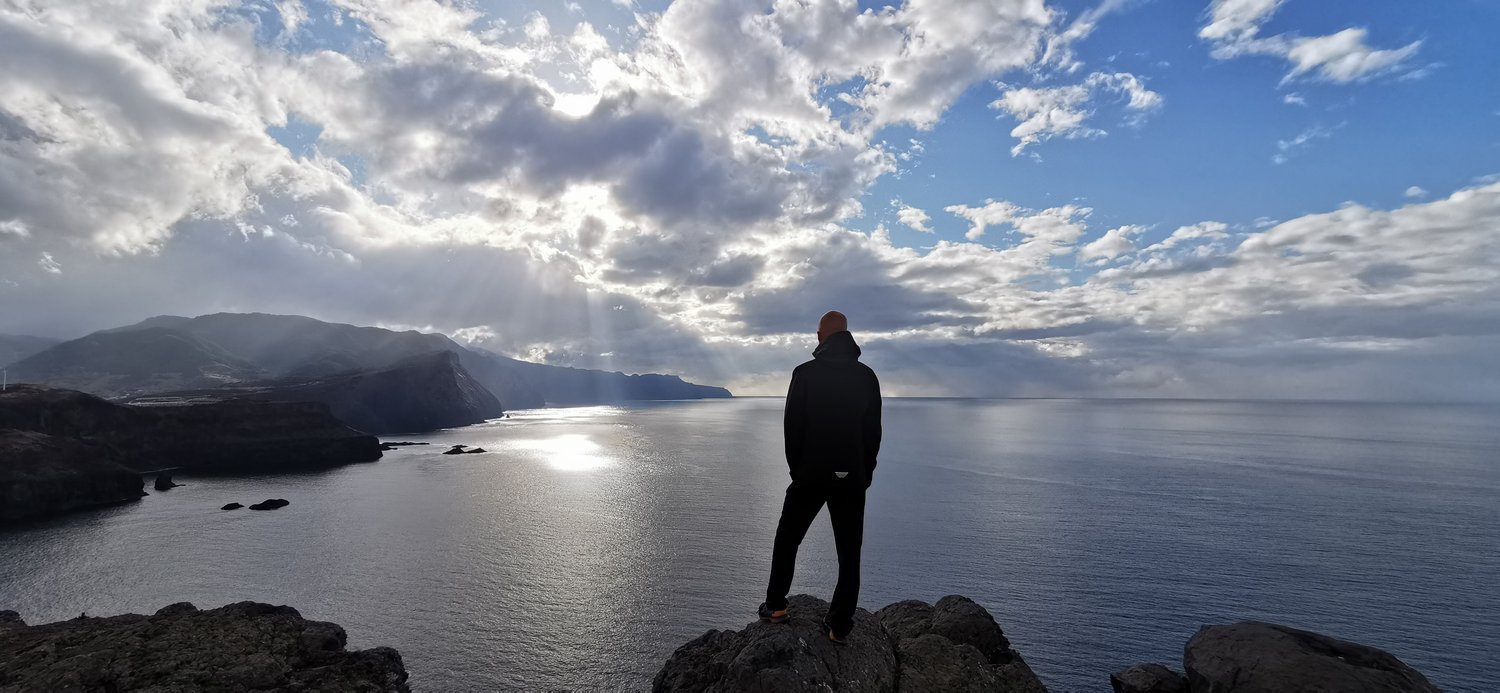 Manuel schaut auf die Nordküste Madeiras