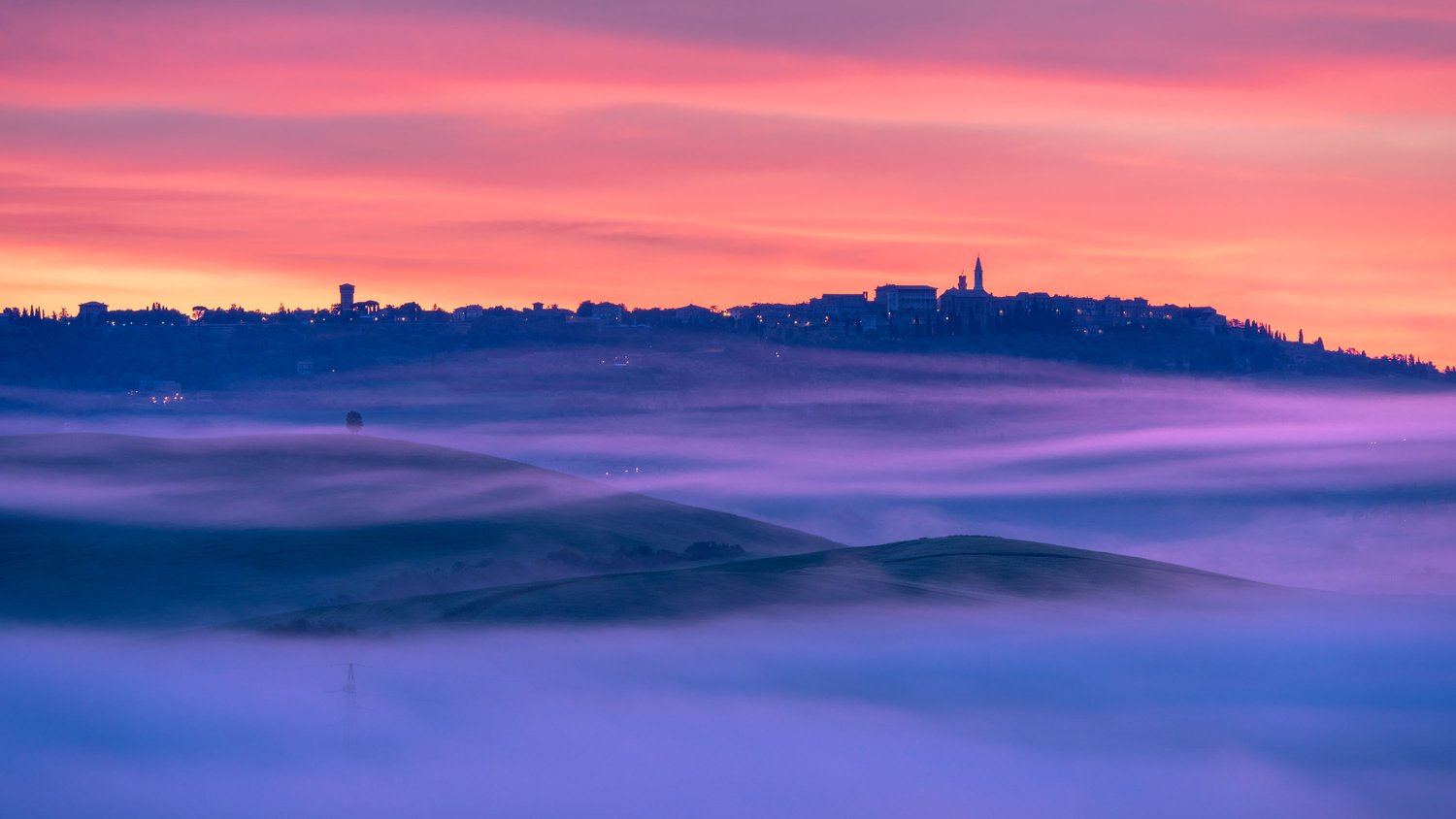 Tuscany pienza landscape photography morning sunrise fog atmosphere panorama colors