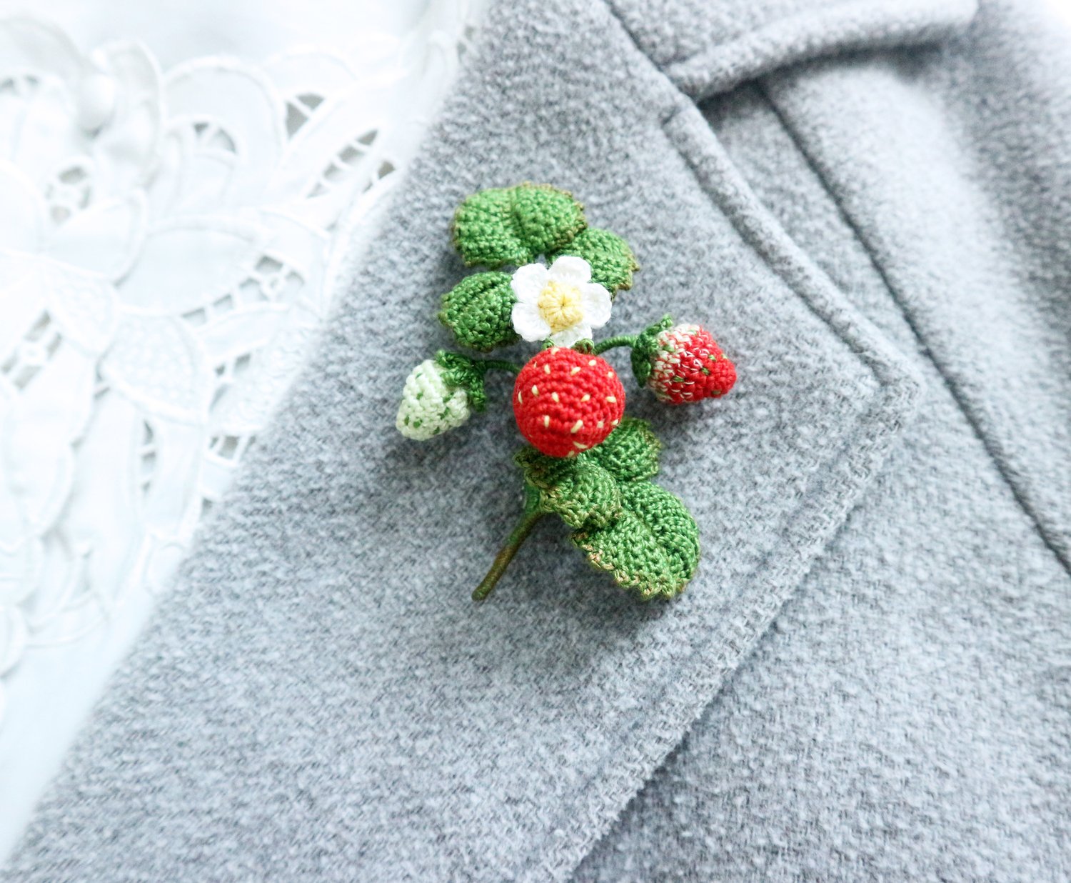 strawberry brooch crochet pattern by lalafcrochet