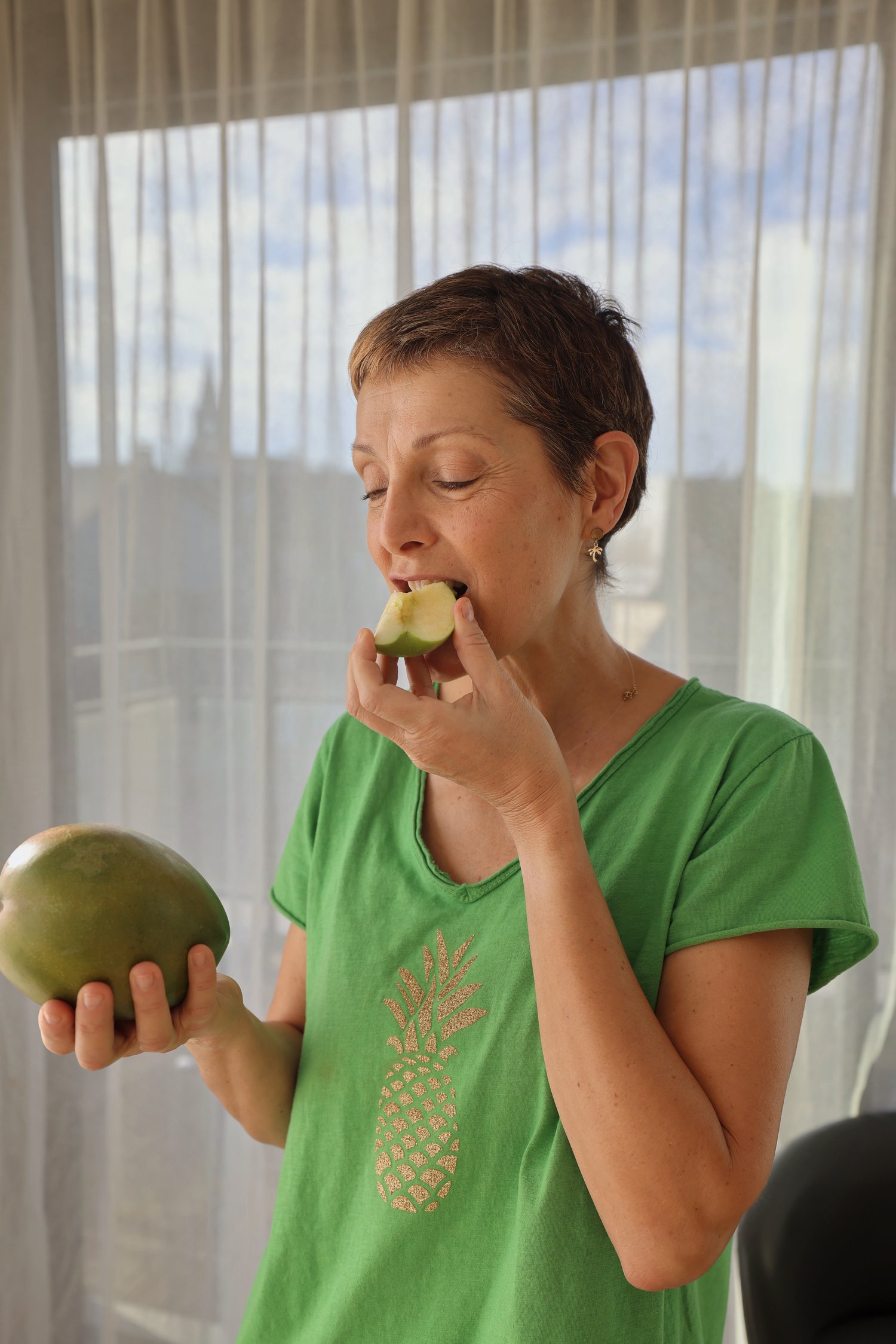 Sophie Cot dégustant un fruit frais - So So Healthy cure détox