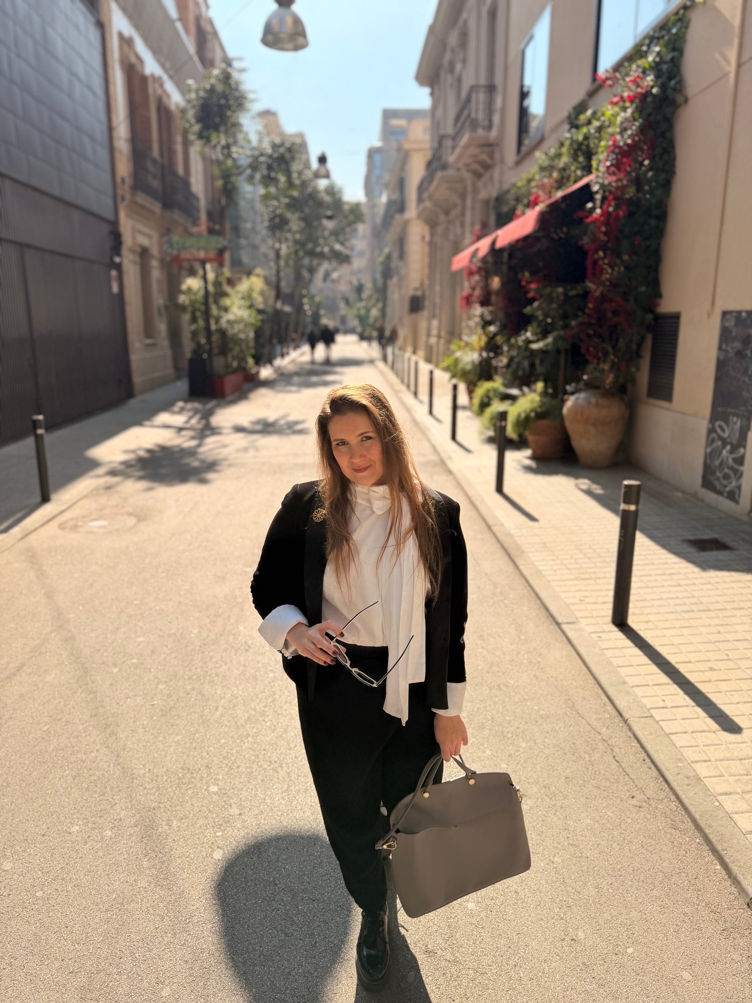 Elena Manukhina en Barcelona, creadora de guías digitales con rutas, historia y rincones escondidos de la ciudad.