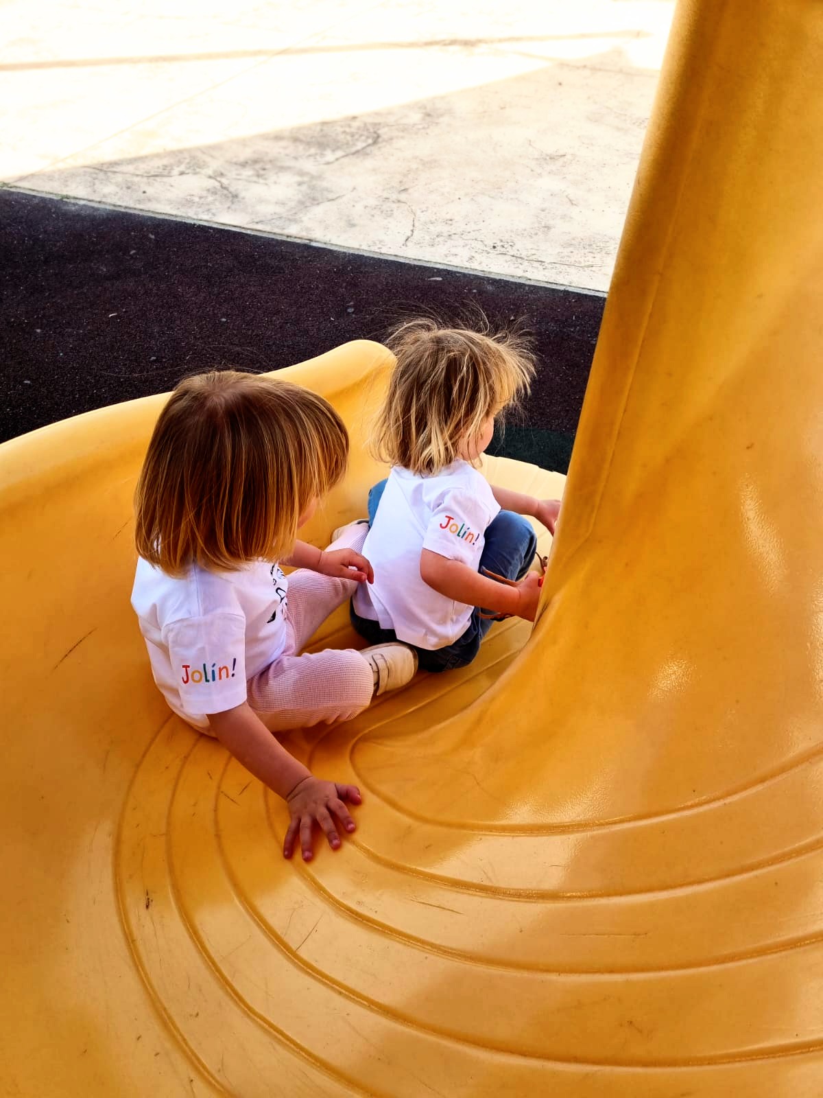 niños jugando con camiseta infantil de marca original Jolín