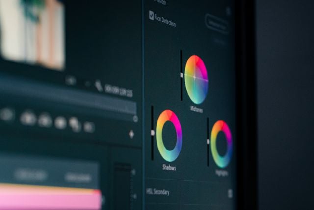Image montrant de prêt l'écran d'un ordinateur sur Premeire Pro sur les options colorimétriques