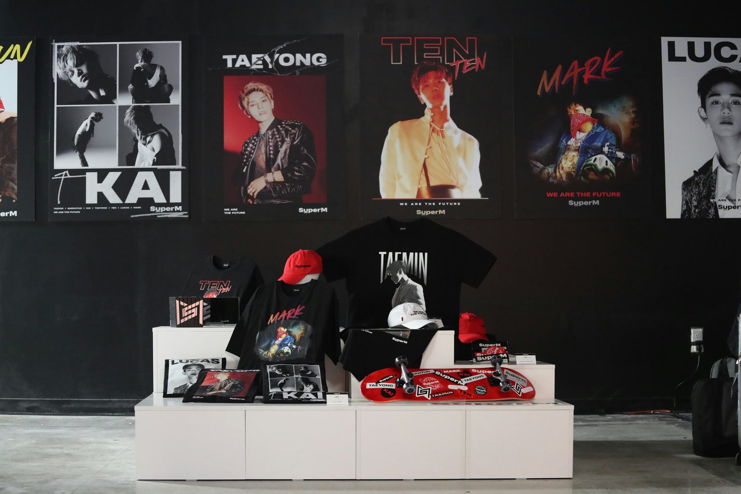 K-pop mūziķu plakāti un reklāmas preces. Valsts tēla popularizēšanas piemērs