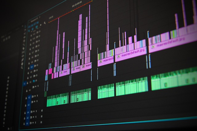 Montage YouTube professionnel : exemple visuel avec timeline Premiere Pro, zooms dynamiques, sound design et palette de couleurs harmonieuse.