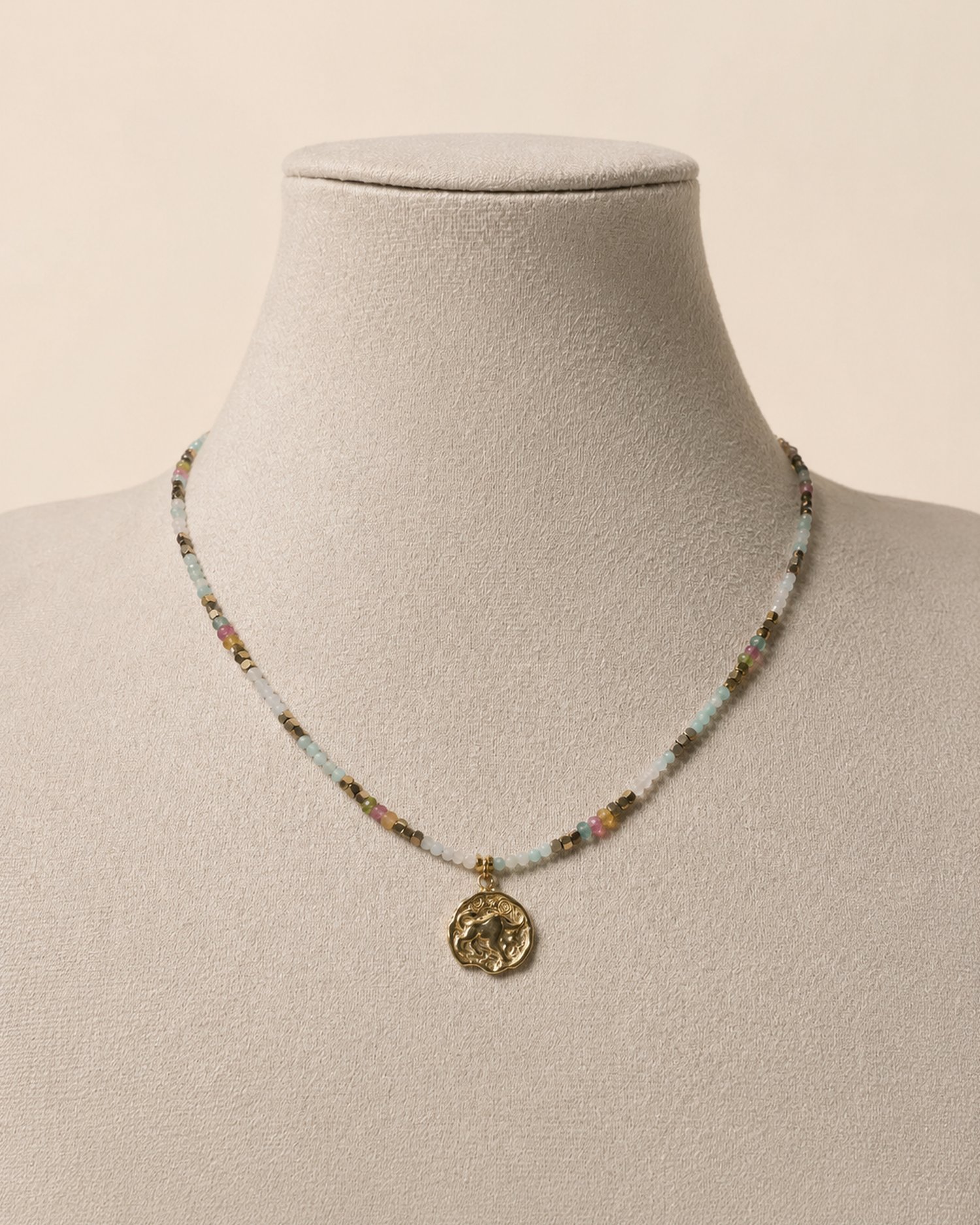 collana-toro-pietre-naturali-manichino.jpg