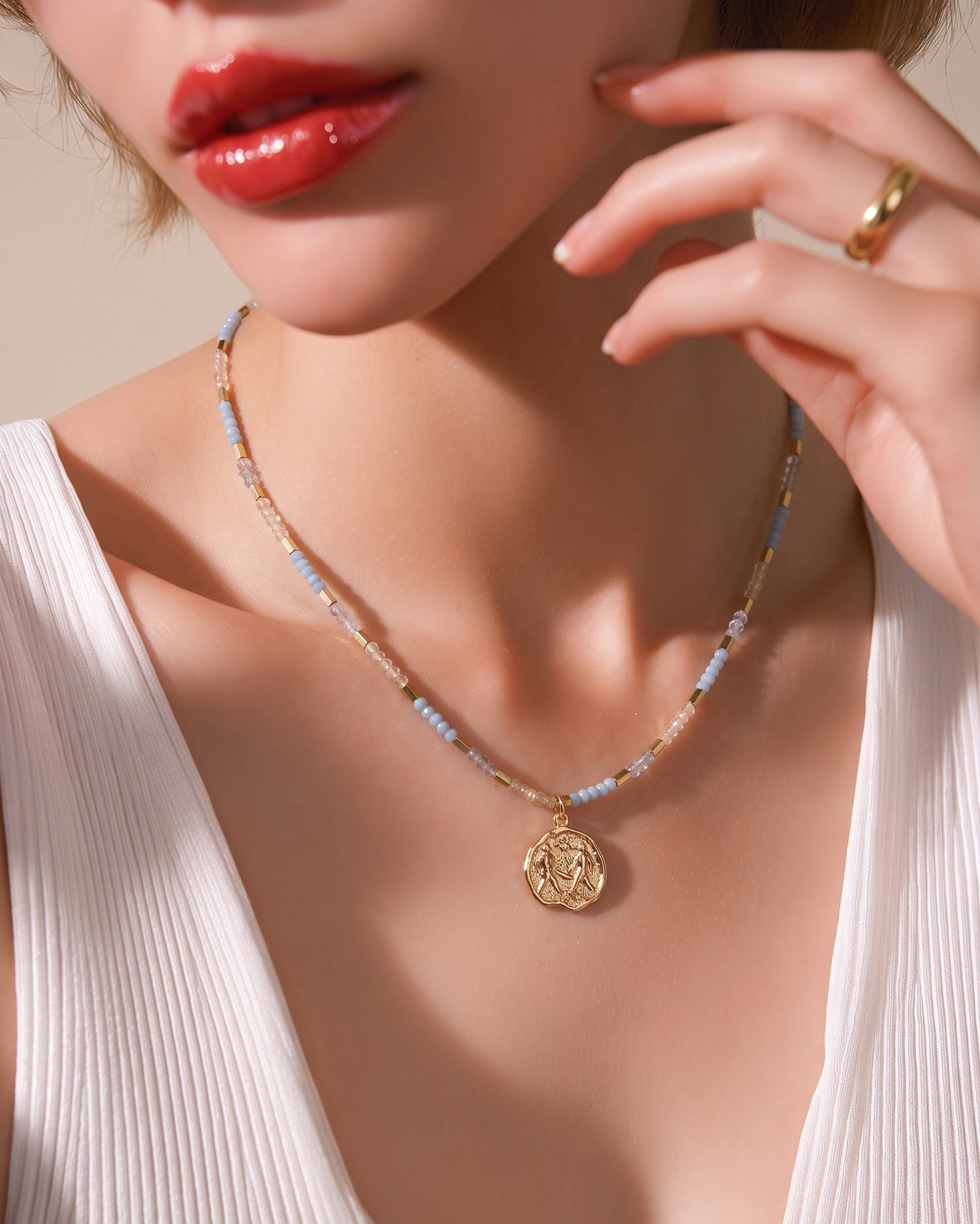 Primo piano della collana Gemelli in agata blu, citrino e fluorite indossata