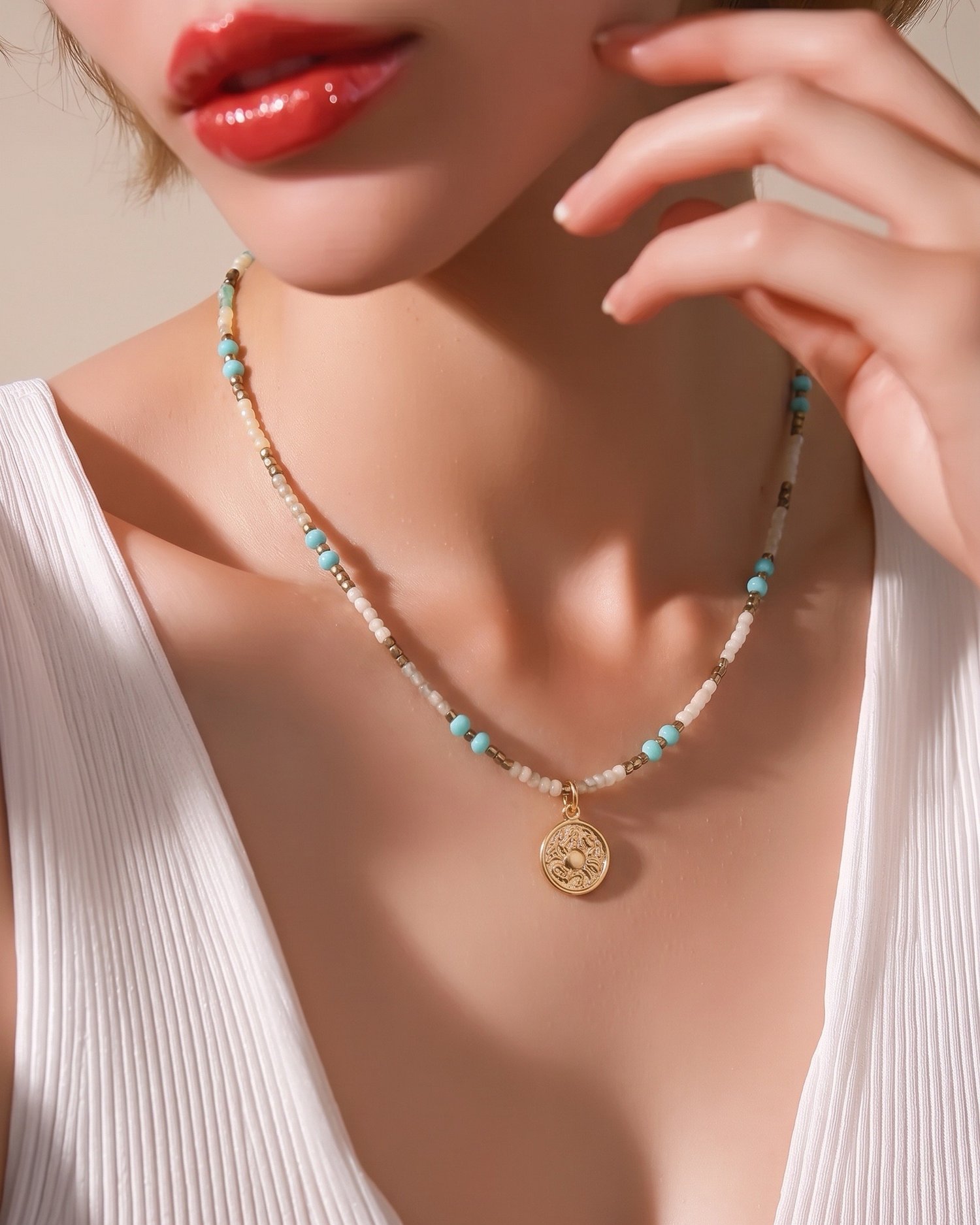 Collana Cancro in pietre naturali indossata, primo piano