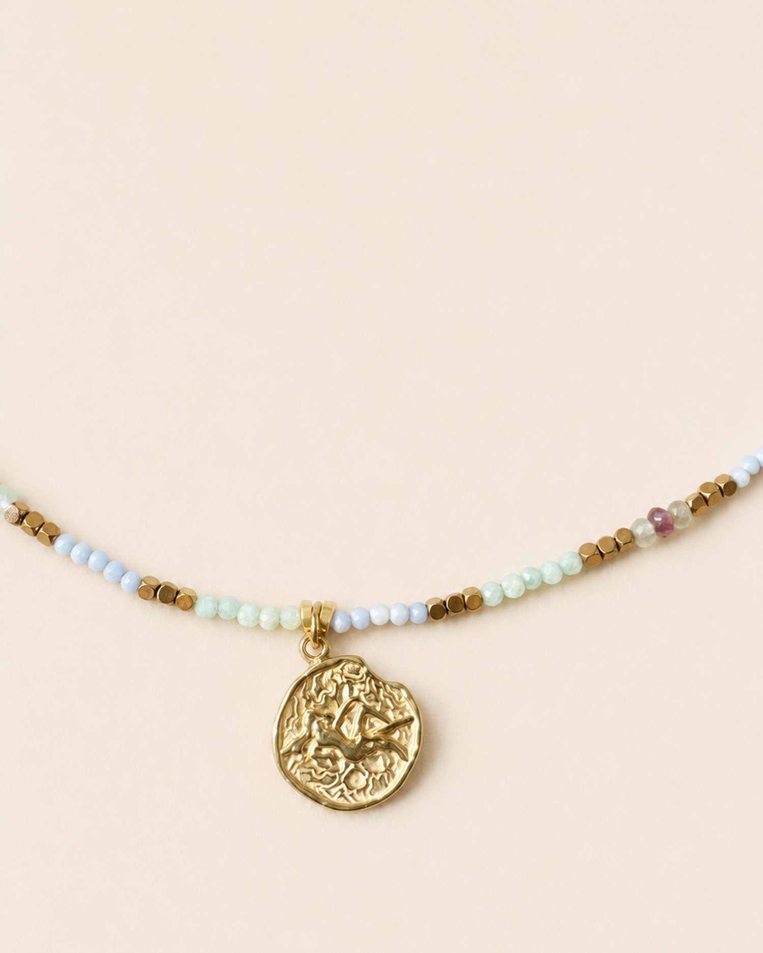 Dettaglio del ciondolo Vergine con amazonite, agata blu e quarzo