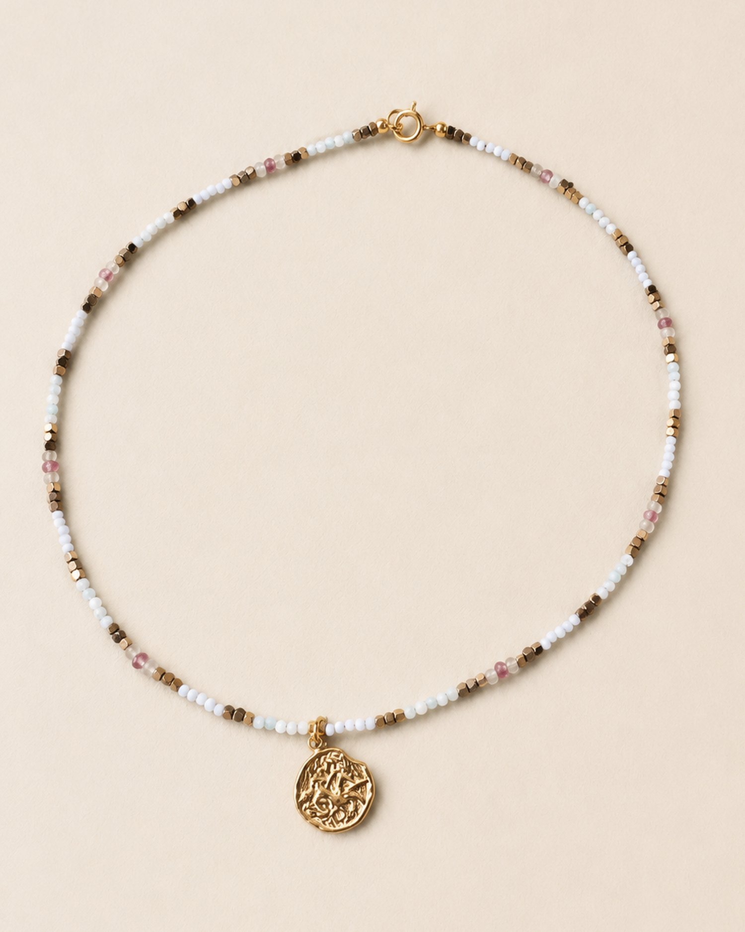 Collana zodiacale Vergine in pietre naturali con ciondolo dorato