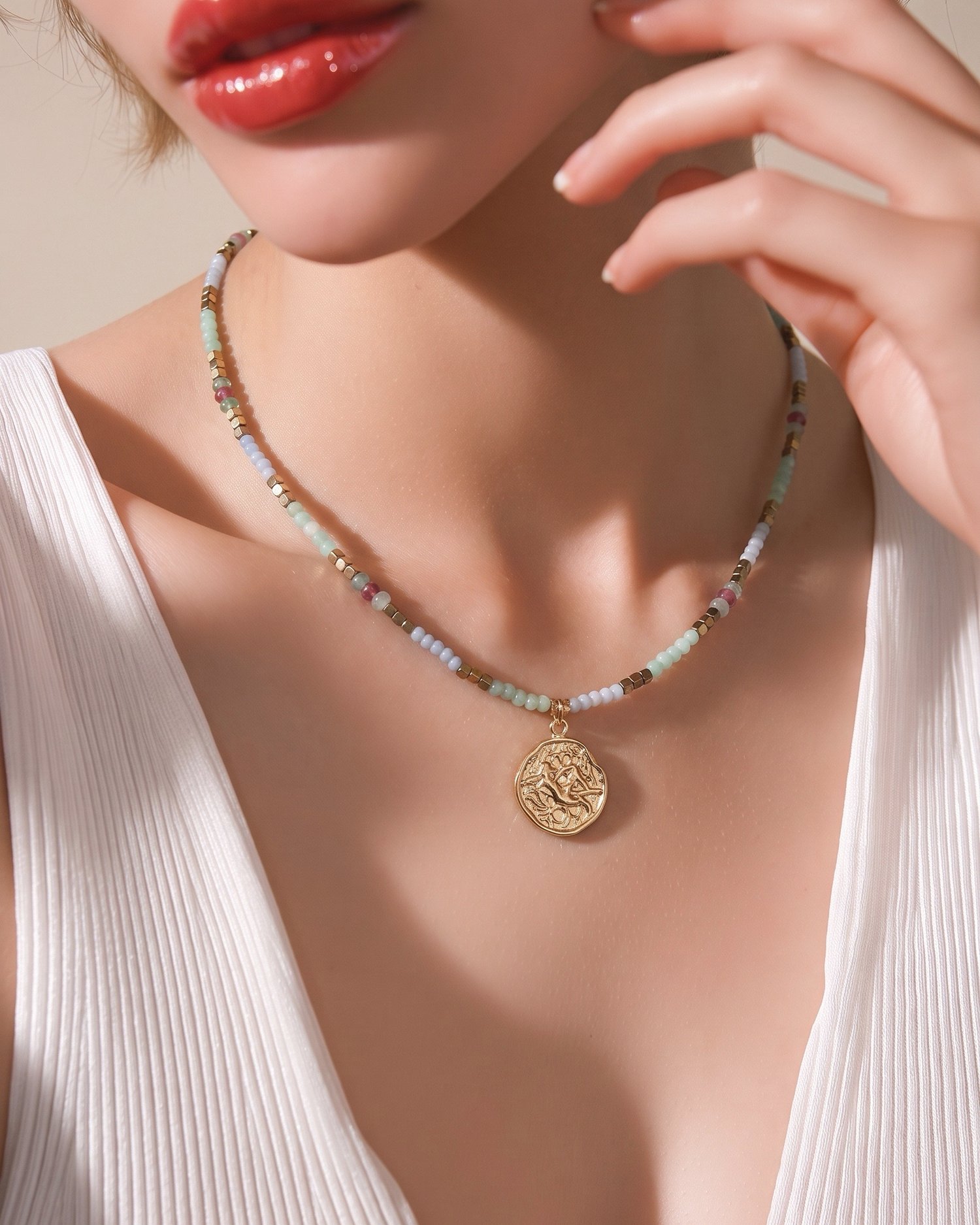 Collana Vergine artigianale indossata con pietre naturali e ciondolo dorato