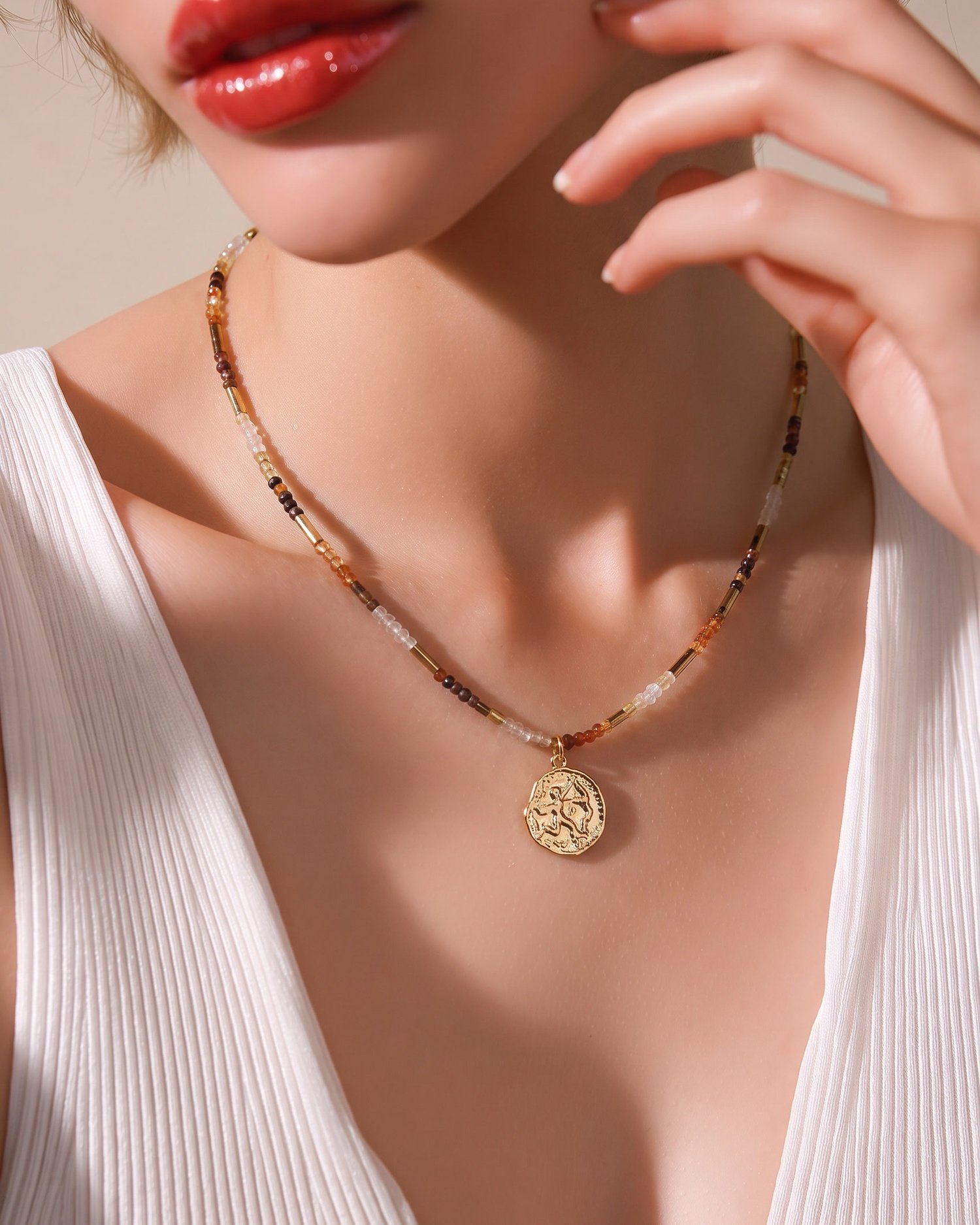 Dettaglio della collana Sagittario in pietre naturali indossata