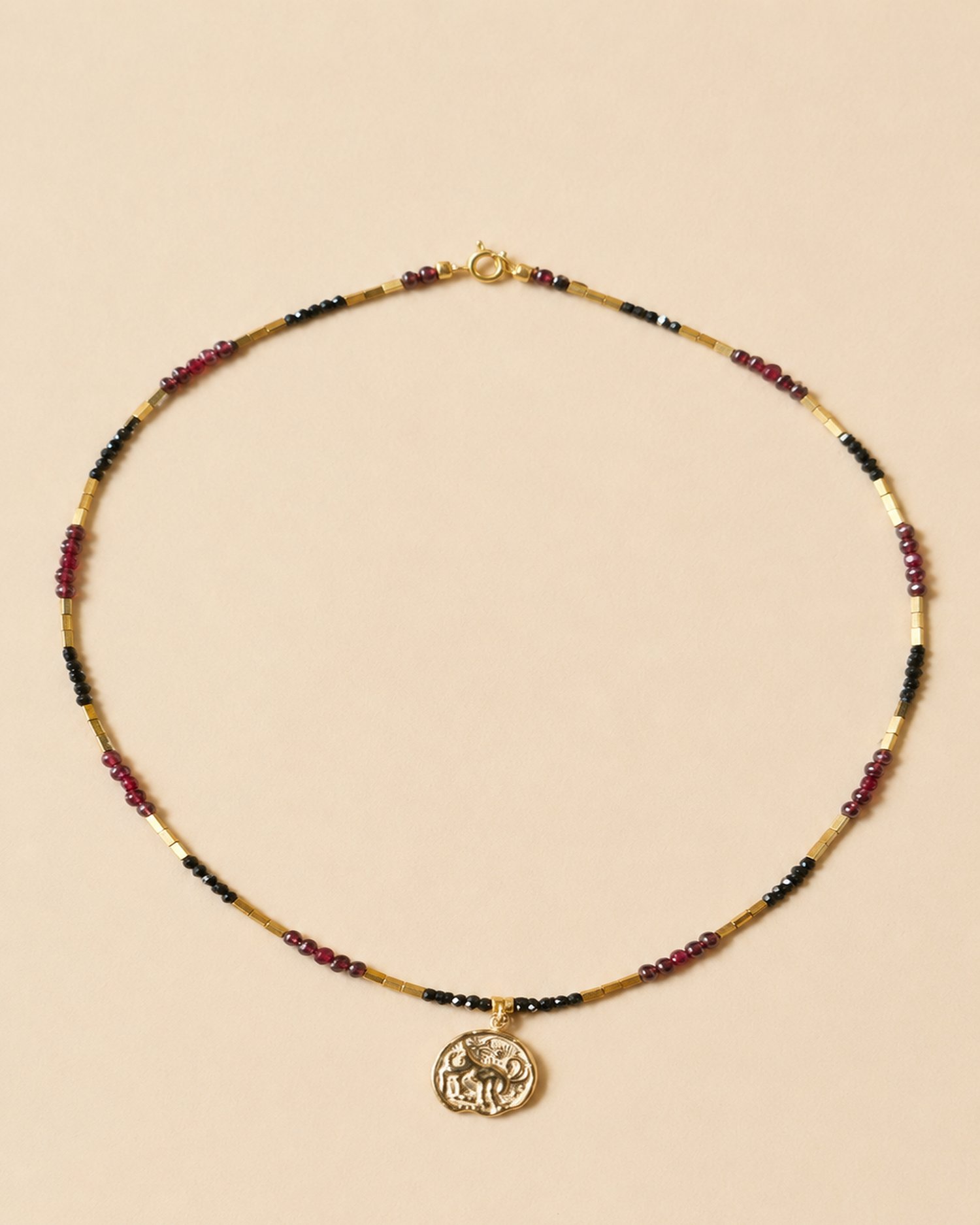 Collana Capricorno artigianale in pietre naturali con ciondolo zodiacale dorato