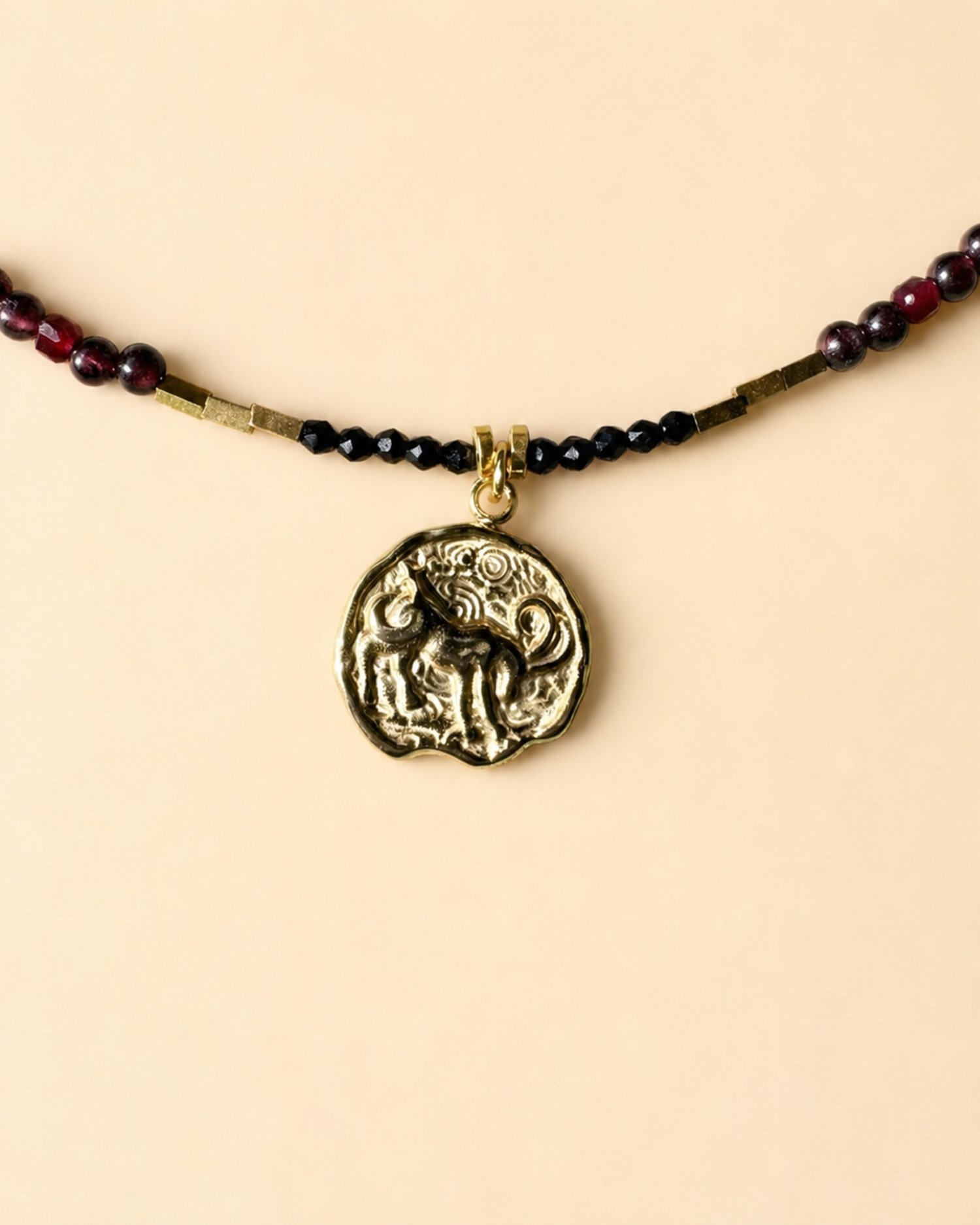 Dettaglio della collana Capricorno in pietre naturali indossata