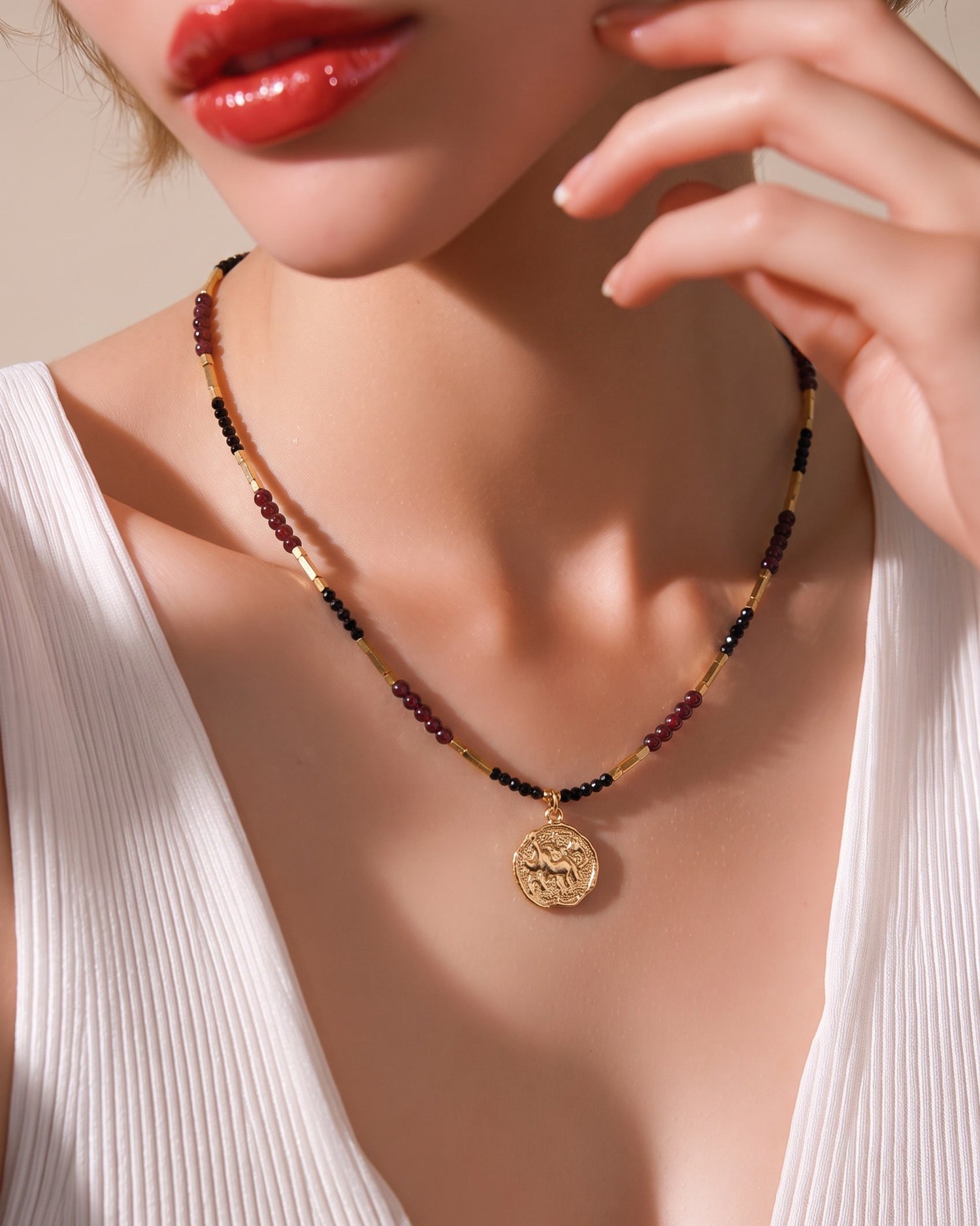 Modella con collana Capricorno artigianale in pietre naturali