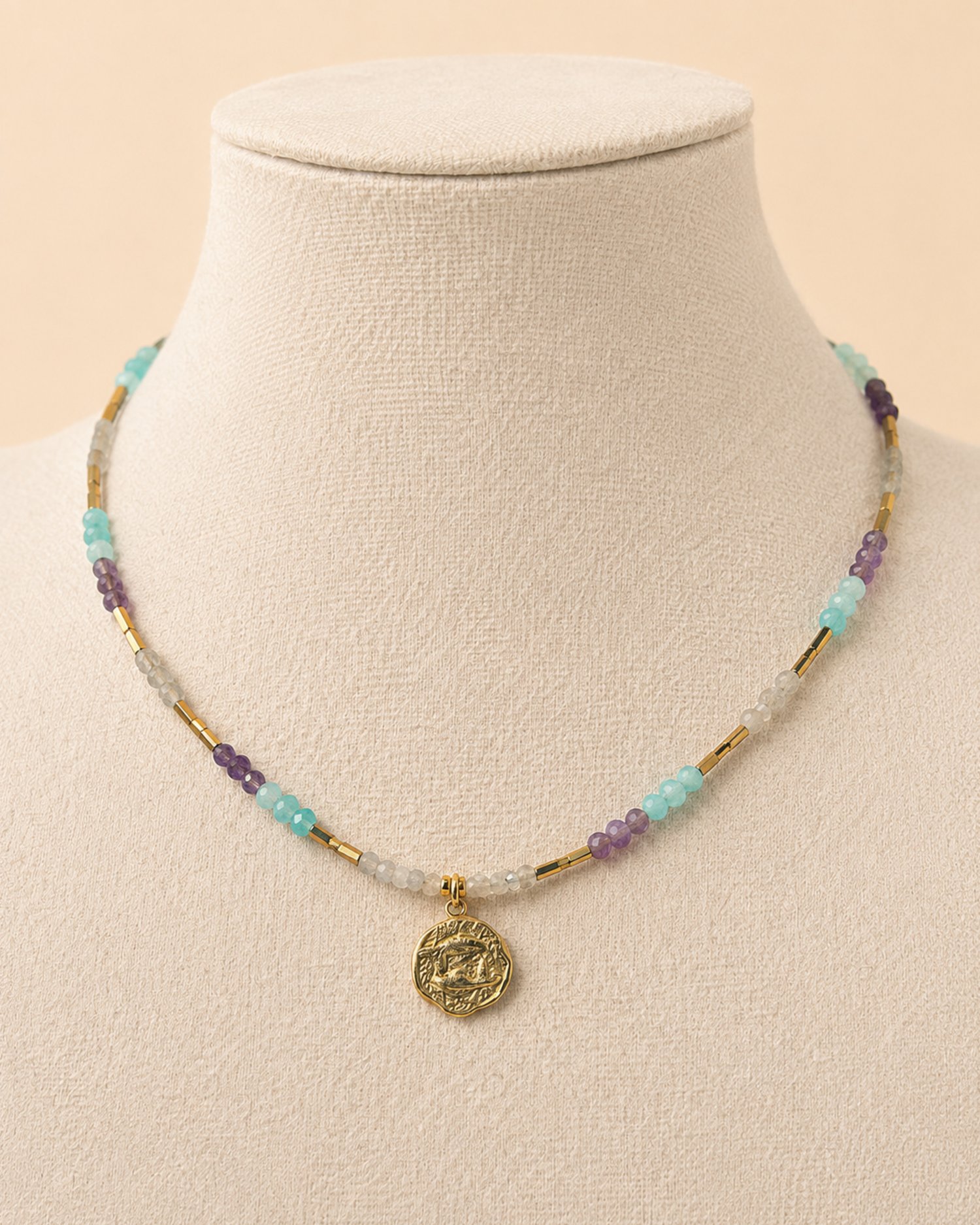 Collana Pesci in acquamarina, labradorite e ametista esposta su manichino