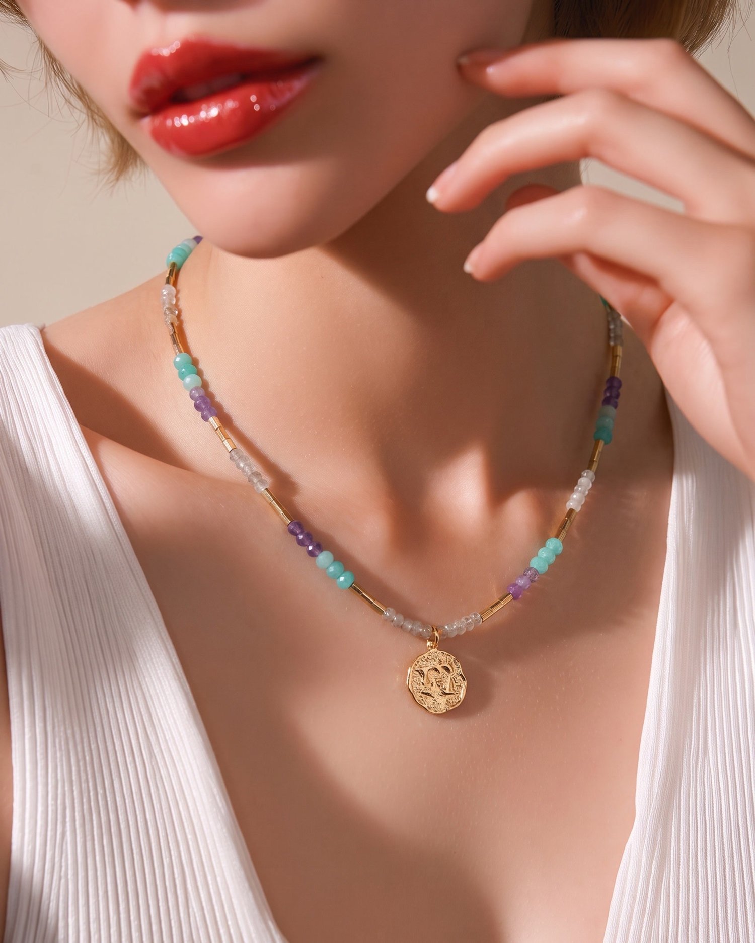 collana-pesci-indossata-dettaglio-lumen-jewels.jpg