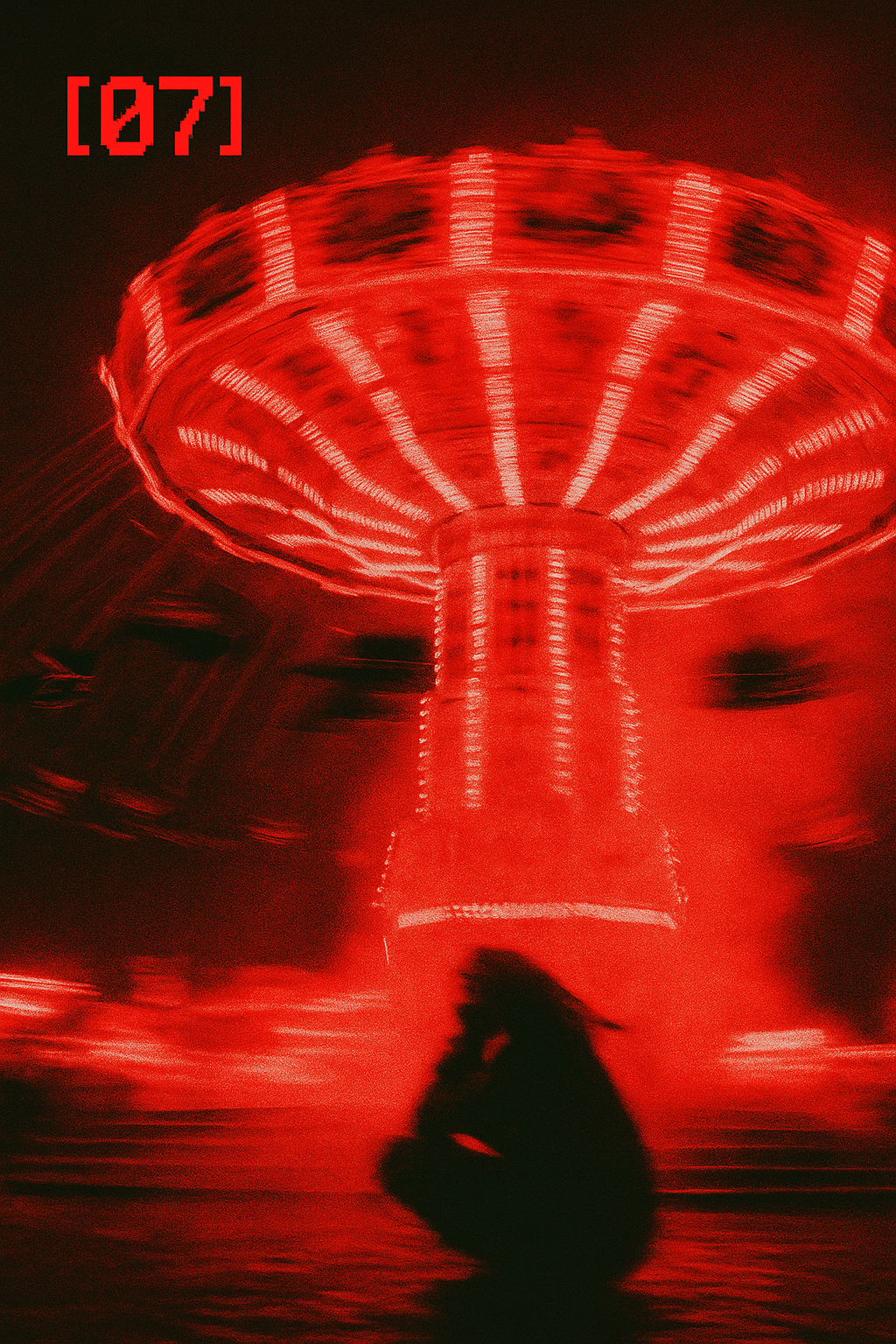 Düstere Glitch-Illustration eines nächtlichen Jahrmarkts in intensivem Rot. Eine zusammengesunkene Figur sitzt vor einem hell erleuchteten Kettenkarussell. Die Kennzeichnung [07] verweist auf Blackout, Reizüberflutung und Kontrollverlust in ⊹ GLITCH:decod