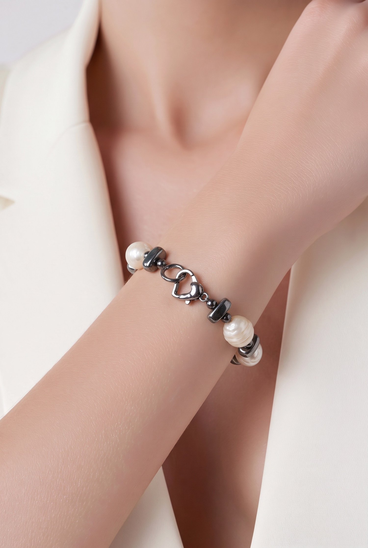 Bracciale con perle di fiume, ematite e chiusura a cuore