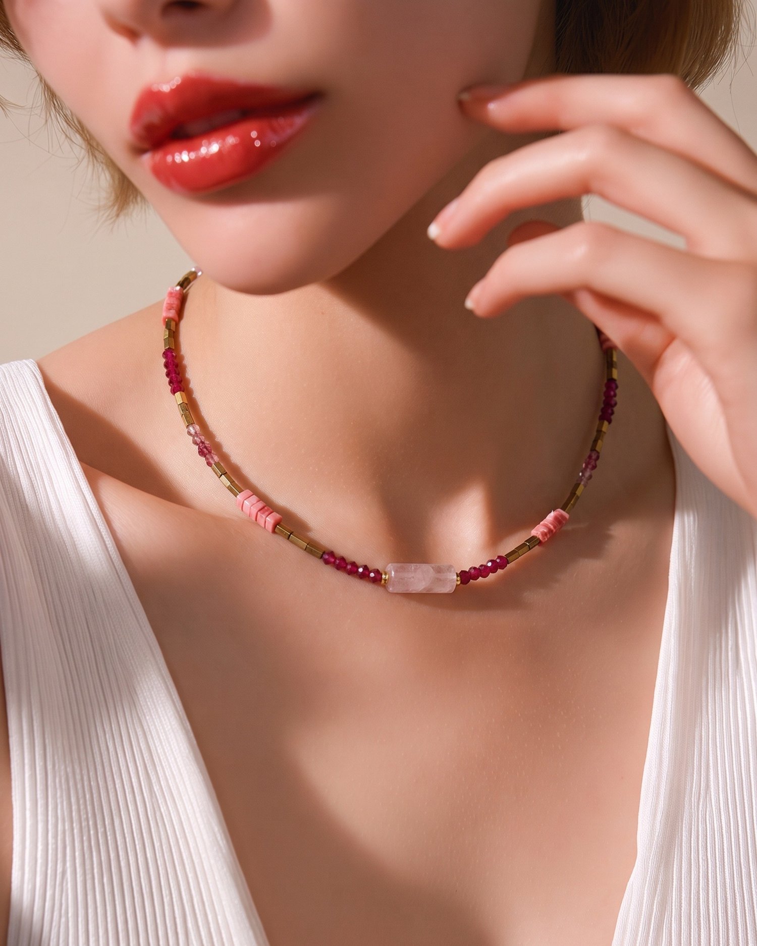 Set Minimal Barbie indossato con collana corta in pietre naturali rosa e acciaio inossidabile