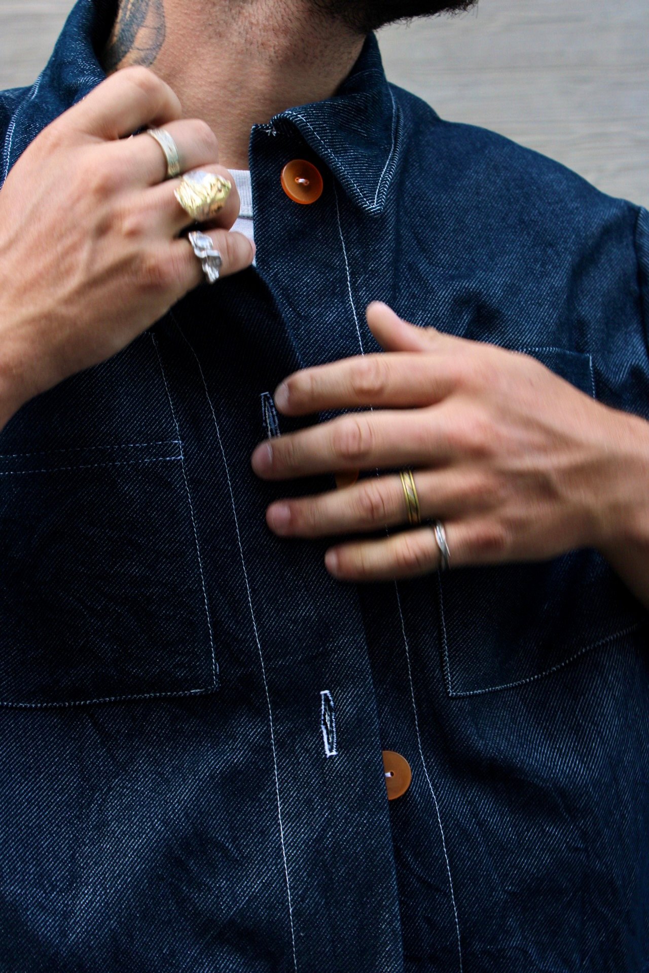 Chemise oversize en jean brut boutons orange unisexe indigo