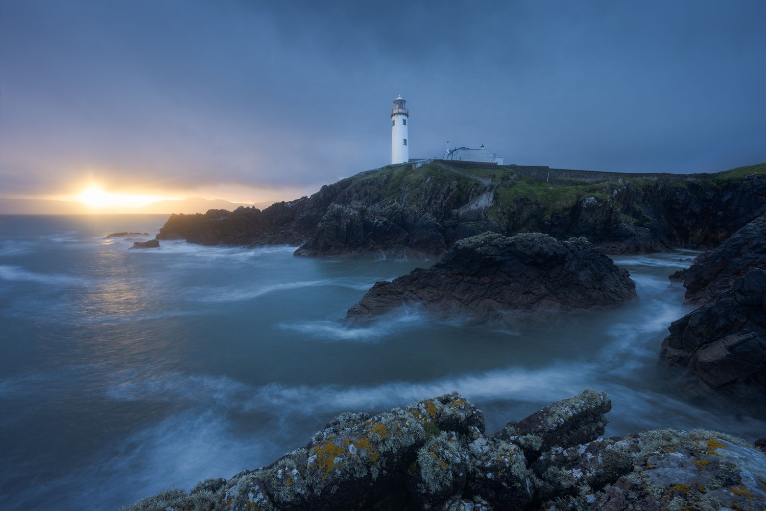 Ireland Fanad Head Lighthouse sunrise morning rain mood clouds long exposure 1 laowa 10mm