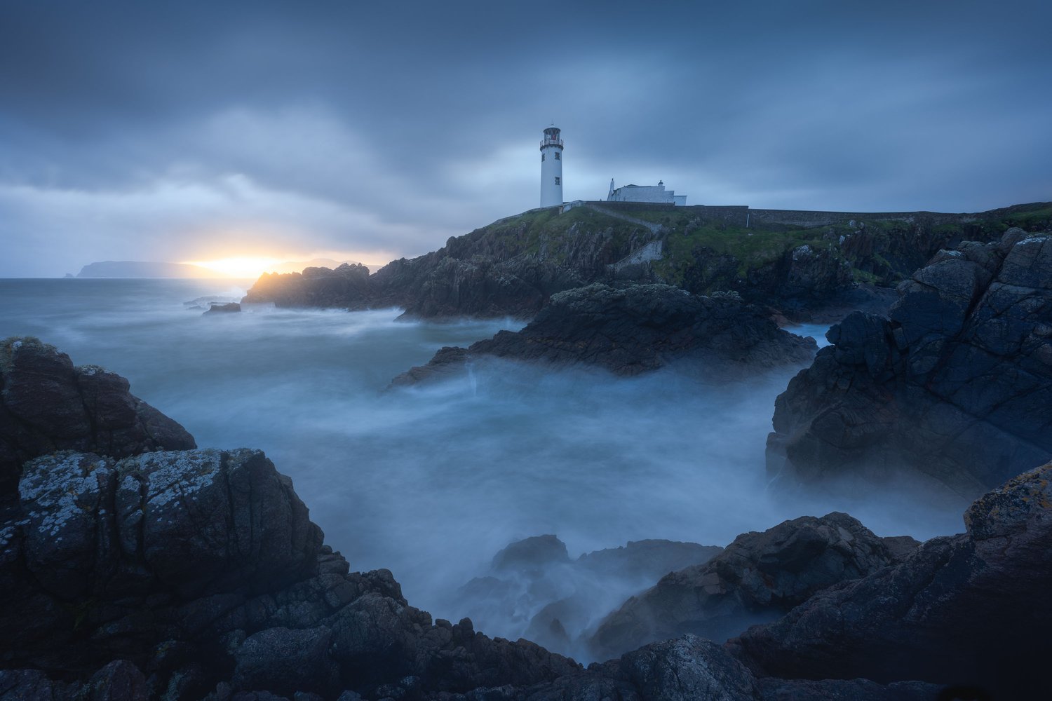 Ireland Fanad Head Lighthouse sunrise morning rain mood clouds long exposure 1 laowa 10mm