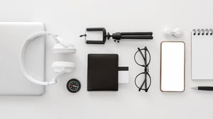 es una mesa con productos tecnologicos , normales etc son de color blanco i algunos negros