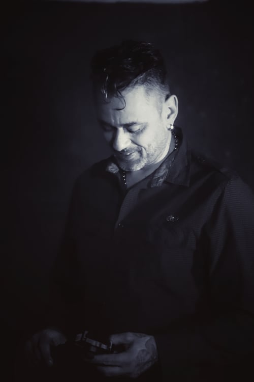 Nick RezitisΝίκος Ρεζίτης – συγγραφέας, μουσικός παραγωγός και εικαστικός δημιουργός.