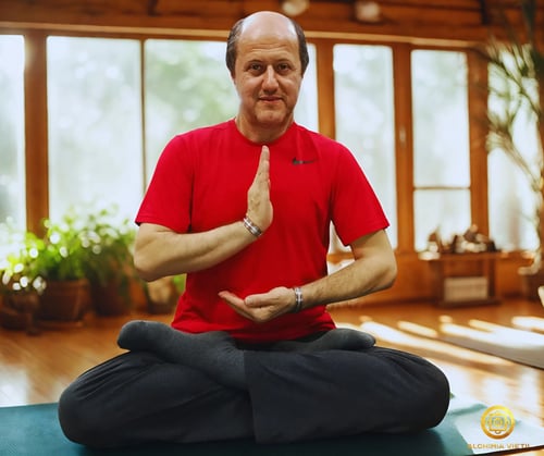 Eugen Mîrtz în postură de meditație în sala Alchimia Vieții, practicând yoga autentică pentru echilibru interior și activarea chakrelor
