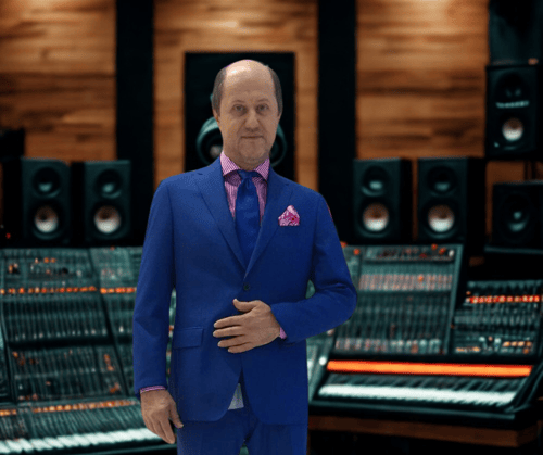 Eugen Mîrtz în studio de înregistrări, pregătind un nou episod audio despre spiritualitate, karma și transformare interioară