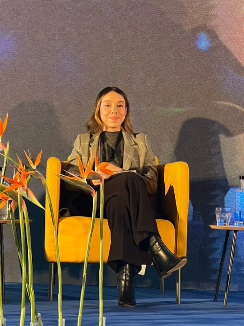 Sara, becaria de la Fundación Carolina, compartiendo su experiencia sobre becas para estudiar en España.