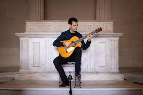 Joaquín Panadés con una guitarra Domingo Esteso de 1924