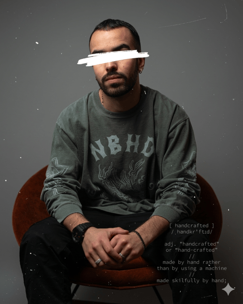 In foto il produttore, loop maker e sample maker italiano di nome !$CREAM o iscream. Nato a Milano e cresciuto a Monza, il produttore è noto per le sue co-produzioni di artisti come Baby Gang, Kid Yugi, Salmo e altri