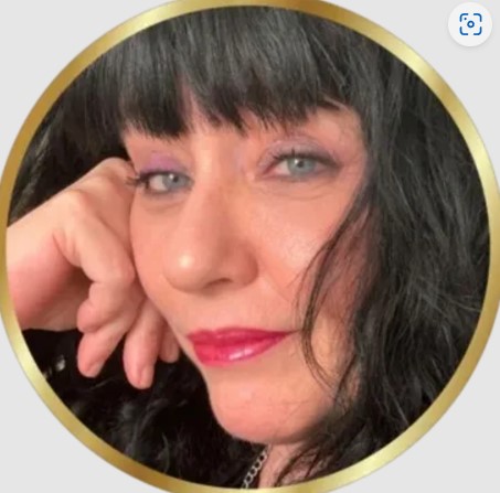 Photo portrait de Silvia Davanzo qui est Médium Voyante depuis plus de 35 ans, grâce à son don de famille et travaille sans instrument. Elle propose des consultations en médiumnité et voyance ainsi que des outils axés sur le développement personnel et spirituel.